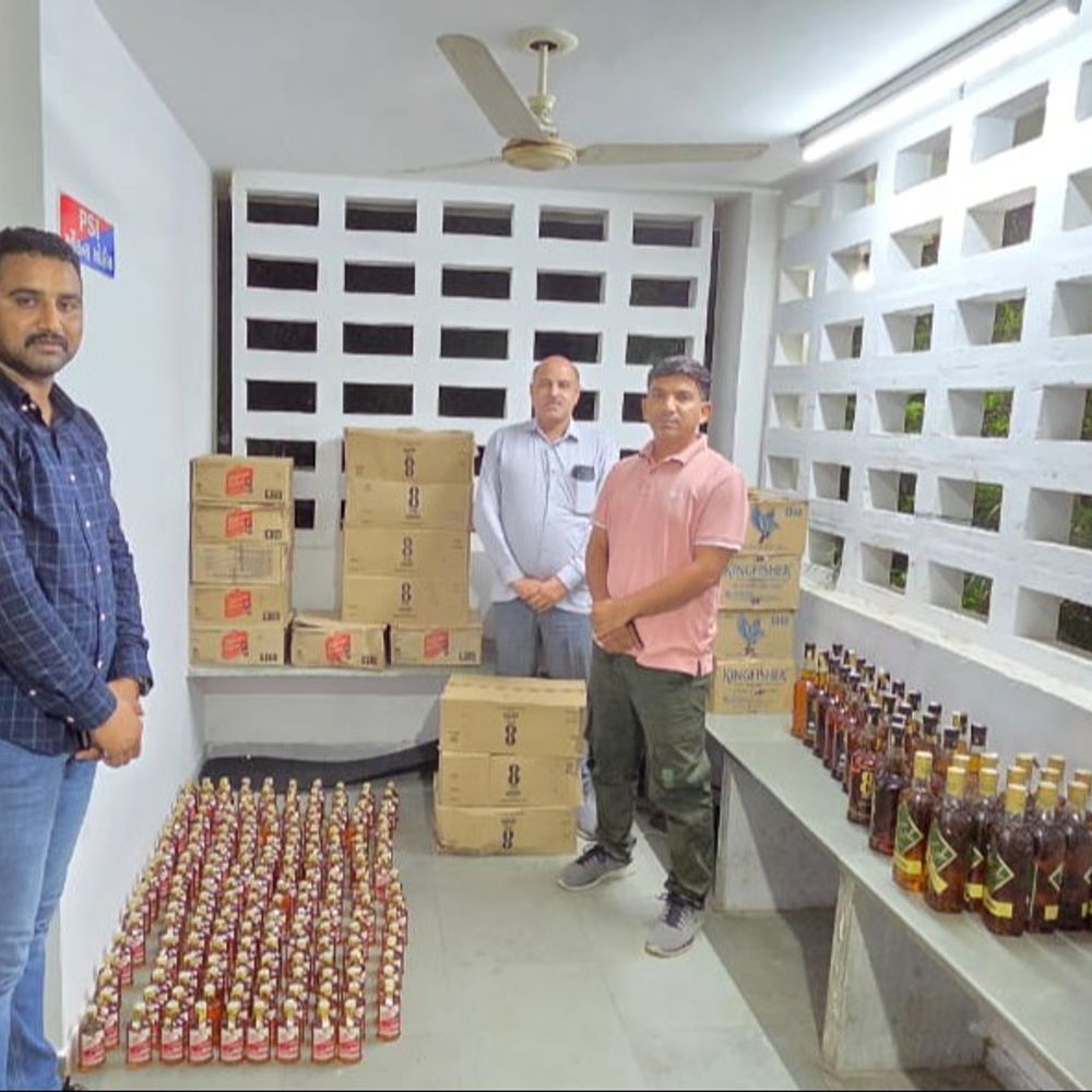 અકસ્માતગ્રસ્ત કારમાંથી ₹. 2.73 લાખનો દારૂ મળ્યો, LCBની કાર્યવાહીમાં નંબર પ્લેટ પણ ખોટી નીકળી.