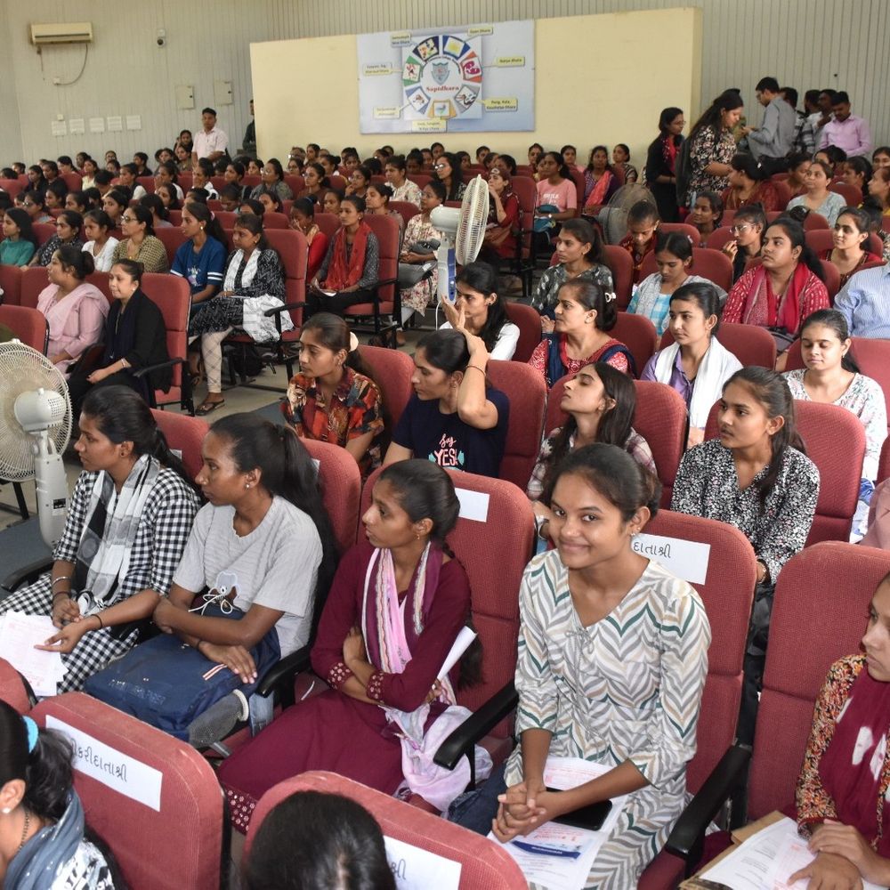 ગાંધીનગરમાં મહિલાઓ માટે રોજગાર મેળો: 1100+ જગ્યાઓ, 300+ મહિલાઓએ ભાગ લીધો.