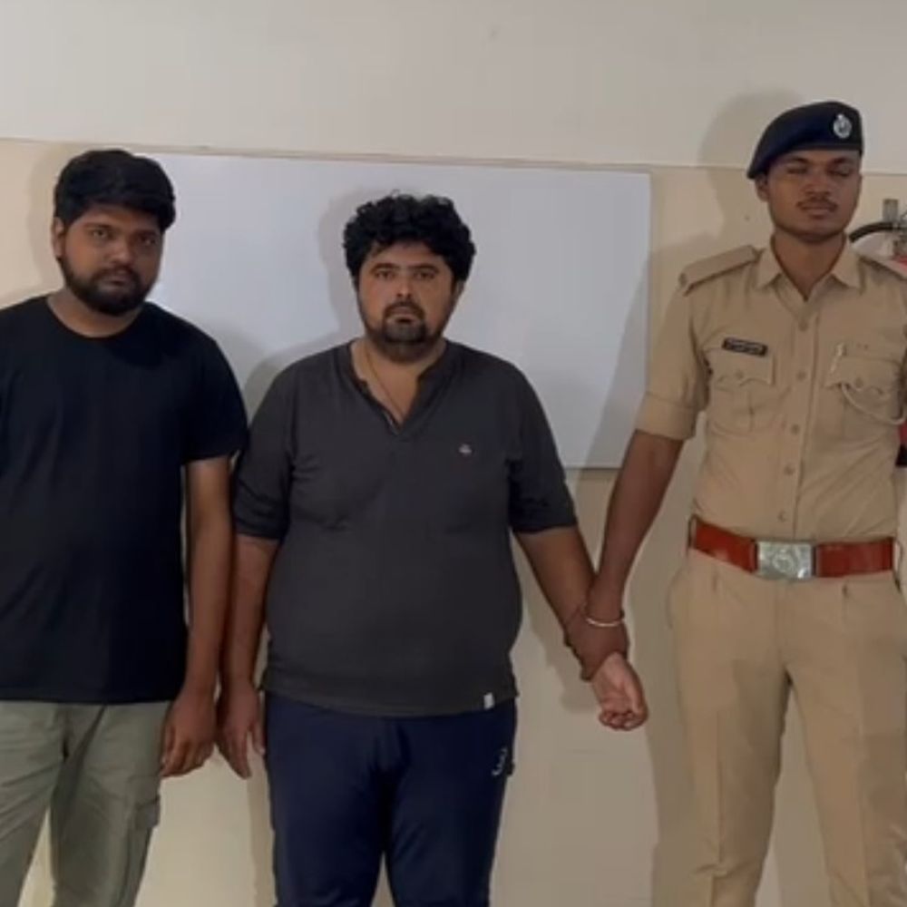 916 હોલમાર્કવાળી ચેઈન તાંબાની નીકળી: કતારગામમાં જ્વેલર્સ સાથે ઠગાઈ કરતા પહેલાં ધોરાજીના બે ગઠિયા પકડાયા, પોલીસ તપાસ.