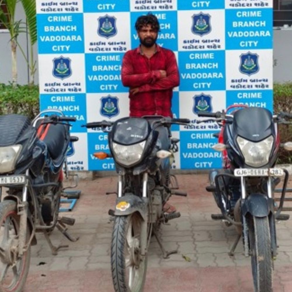 વડોદરામાં બાઈક ચોર ઝડપાયો: અમિતનગર, દુમાડ ચોકડી, સમા તળાવ, એરપોર્ટ સર્કલથી 6 ટુ-વ્હીલરની ચોરીની કબૂલાત, 3 જપ્ત.