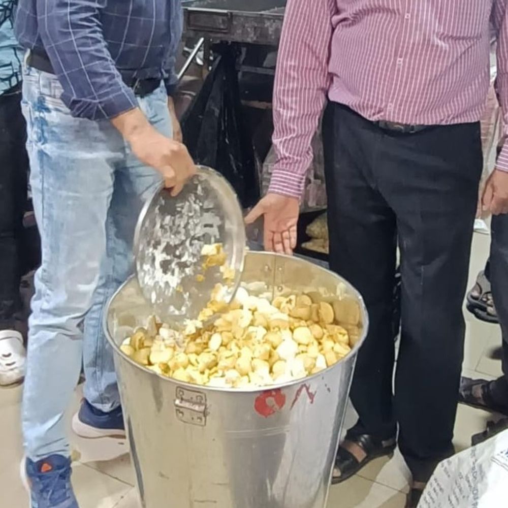 શ્રાવણમાં આસ્થા સાથે ચેડાં: ગાયત્રીનગરમાં ફૂડ વિભાગનો દરોડો, 90 કિલો અખાદ્ય જથ્થો ઝડપાયો, જલારામ ફરસાણમાં ગેરરીતિ.