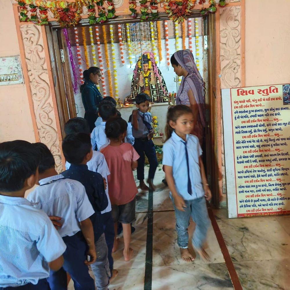 શ્રાવણ માસમાં રાજાભૈયા બ્રાઇટ સ્કૂલનું આયોજન: વિદ્યાર્થીઓએ ભમરેચી માતા અને રત્નેશ્વર મહાદેવના દર્શન કરી ધાર્મિક મહત્વ સમજ્યું.