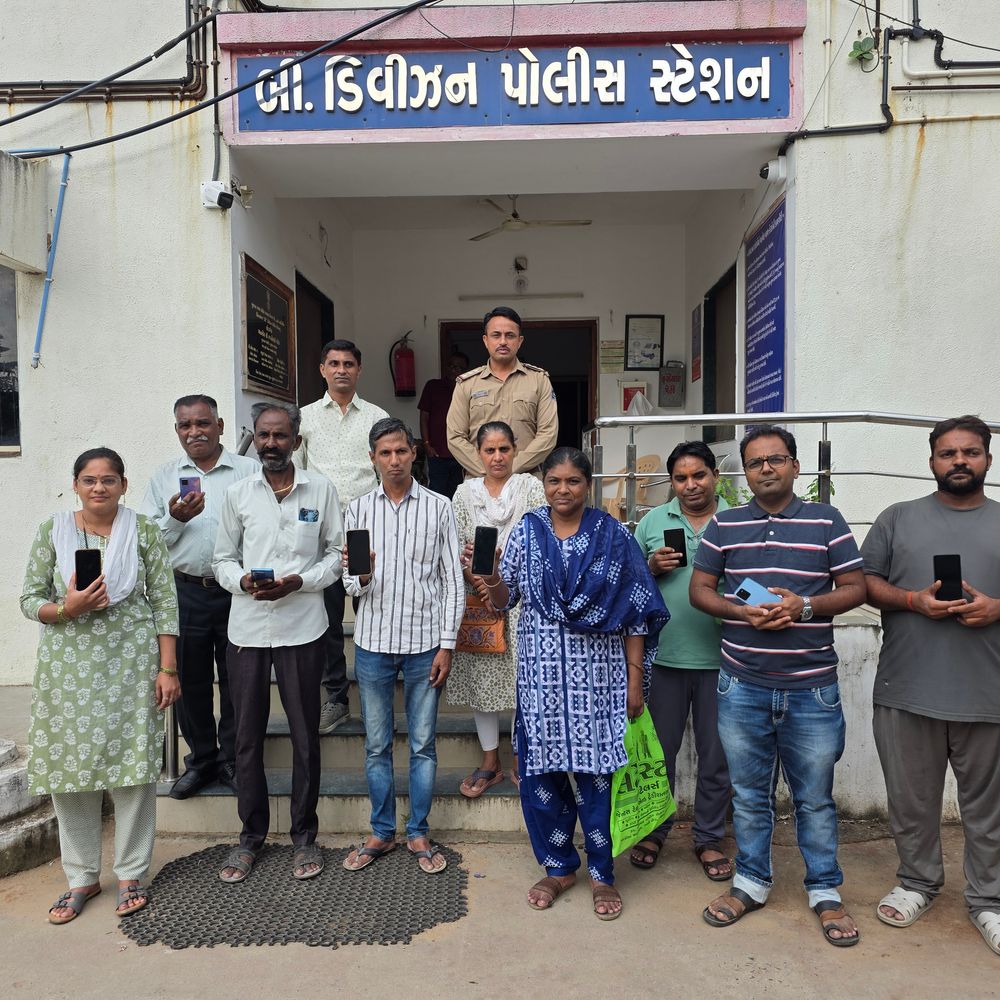હિંમતનગર: 'તેરા તુજકો અર્પણ' કાર્યક્રમમાં બી ડિવિઝન પોલીસે ₹2 લાખથી વધુના 11 ગુમ થયેલા મોબાઈલ શોધી માલિકોને સોંપ્યા.