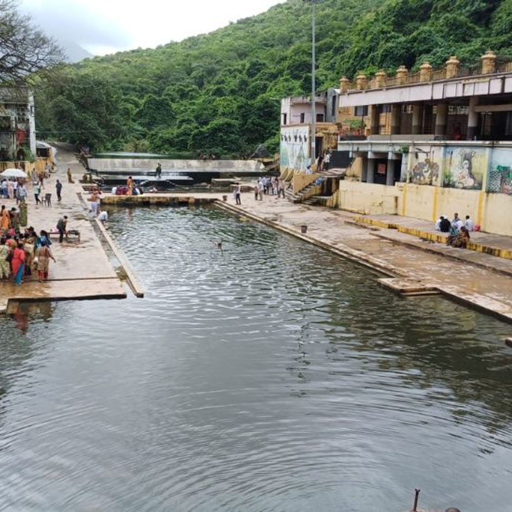 દામોદર કુંડ પ્રવેશબંધીનો વિરોધ: "જળાશય નહીં, તીર્થ"; આંદોલનની ચીમકી. Junagadh વહીવટી તંત્રના નિર્ણય સામે લોકોમાં ભારે નારાજગી.