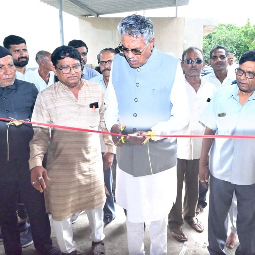 જામનગરમાં કૃષિ મંત્રી રાઘવજી પટેલની ઉપસ્થિતિમાં મહાકાળી માતાજીના મંદિરે યજ્ઞ, ધ્વજારોહણ અને વૃક્ષારોપણ આયોજિત થયું.