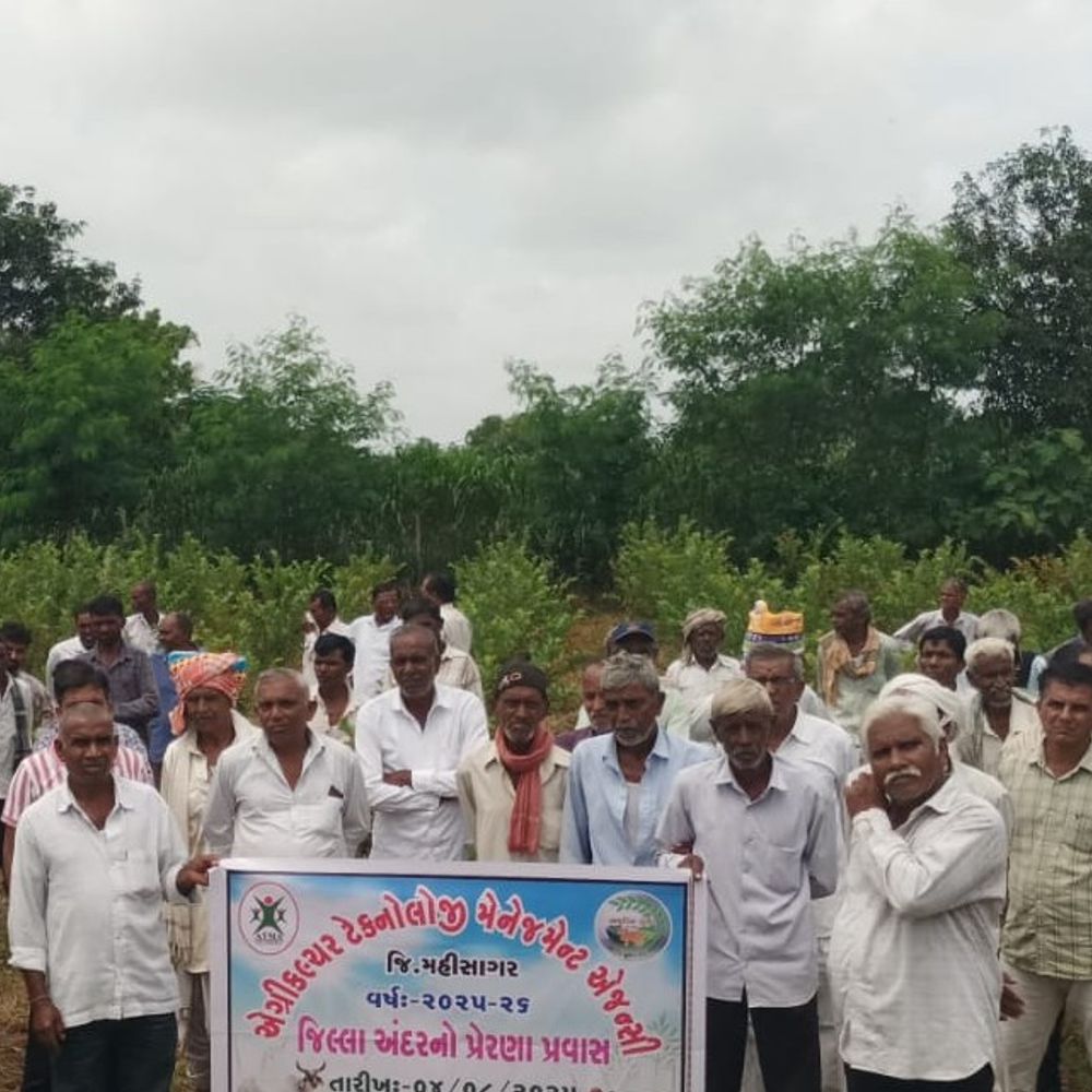 પ્રાકૃતિક ખેતી પ્રેરણા પ્રવાસ: મહીસાગરના 100થી વધુ ખેડૂતોએ ખાનપુરમાં જીવામૃત બનાવવાની પદ્ધતિઓ વિશે માહિતી મેળવી.