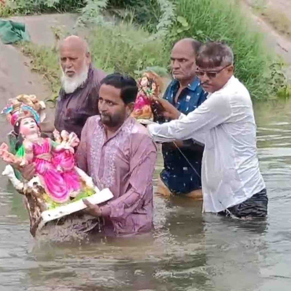 પાટણ: પીવાના પાણીની કેનાલમાં મૂર્તિ વિસર્જન, Congress આગેવાનોએ મૂર્તિઓ બહાર કાઢી.
