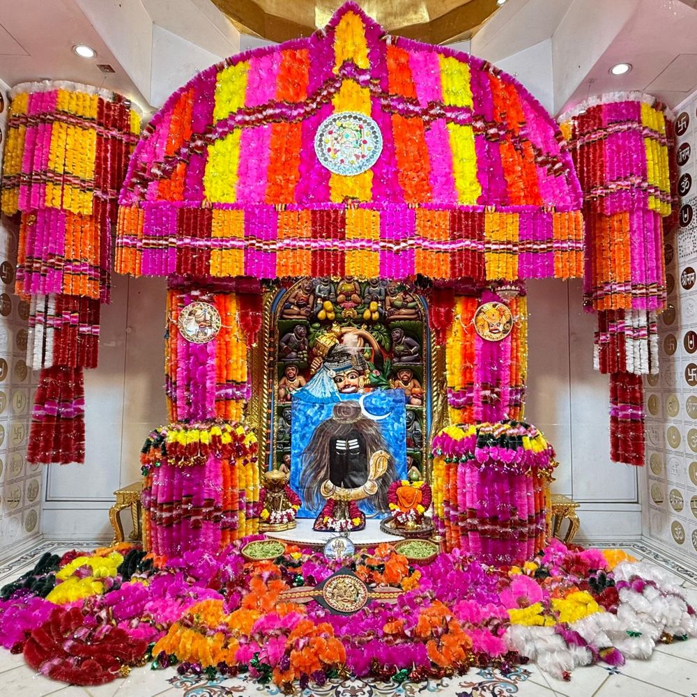 પવિત્રા એકાદશી: સાળંગપુરમાં શ્રી કષ્ટભંજનદેવને પવિત્રાના હારના વાઘા:શ્રાવણ માસ મહોત્સવમાં 1000 કિલોથી વધુ પવિત્રાના હારથી સિંહાસનનો શણગાર
