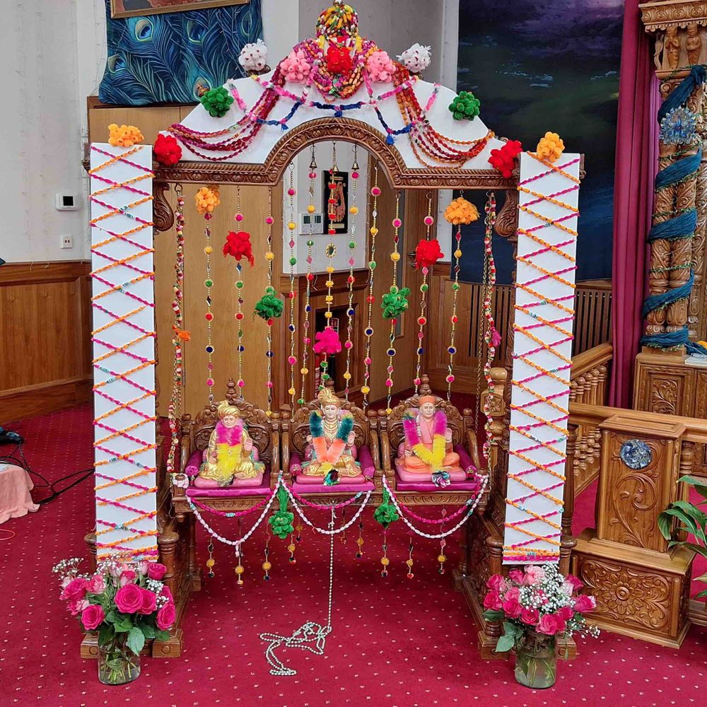 લંડનના કુમકુમ મંદિરમાં એકાદશીના દિવસે ભગવાનને પવિત્રાના હિંડોળામાં ઝુલાવ્યા:સાધુ પ્રેમવત્સલદાસજીએ કહ્યું - જીવનમાં સુખ-દુઃખ આવે છે, દુઃખ સમયે હતાશ ન થવું જોઈએ