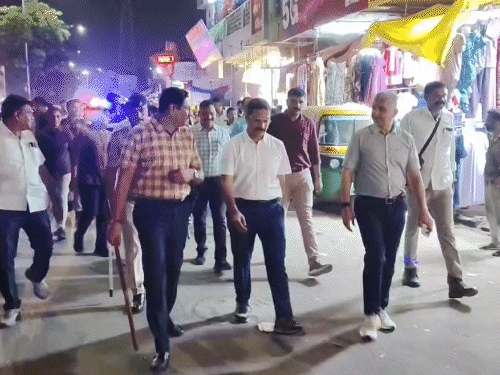 20થી વધુ અસામાજિક તત્વોના ઘરોમાં ચેકિંગ:કાપડ દલાલની હત્યા બાદ પોલીસનું સંગમ સર્કલથી મીઠીખાડી વિસ્તાર સુધીનું રાત્રિ કોમ્બિંગ; ગુનેગારોની યાદી તૈયાર કરાઈ