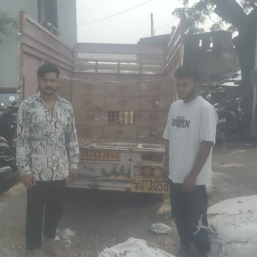 ગરબાડા પોલીસે 2184 BEER બોટલો સાથે બે શખ્સોને પકડ્યા, 5.55 લાખનો મુદ્દામાલ જપ્ત, ત્રણ ફરાર.