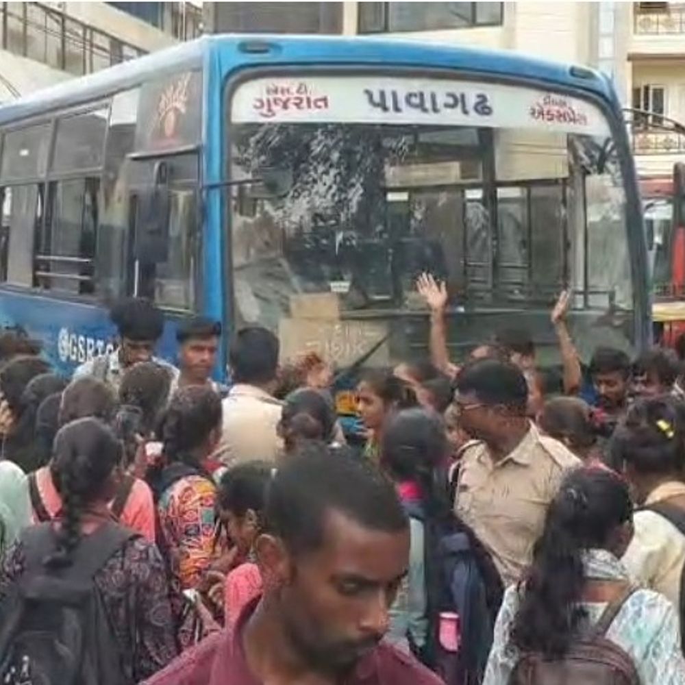 દાહોદમાં ST બસની અનિયમિતતા સામે વિદ્યાર્થીઓનો હંગામો: ચક્કાજામ, ડેપો મેનેજરની ખાતરી બાદ મામલો શાંત.