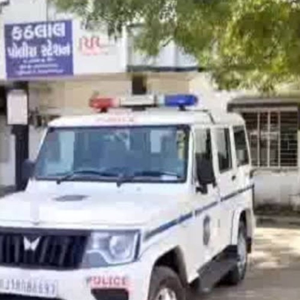 કઠલાલમાં પોલીસે ફિલ્મી ઢબે કારનો પીછો કરી ઝડપ્યો દારૂ:અમદાવાદ-ઈન્દોર હાઈવે પરથી રૂ. 5 લાખનો વિદેશી દારૂ જપ્ત, ચાલક લસુન્દ્રા ગામમાં કાર મૂકી ફરાર