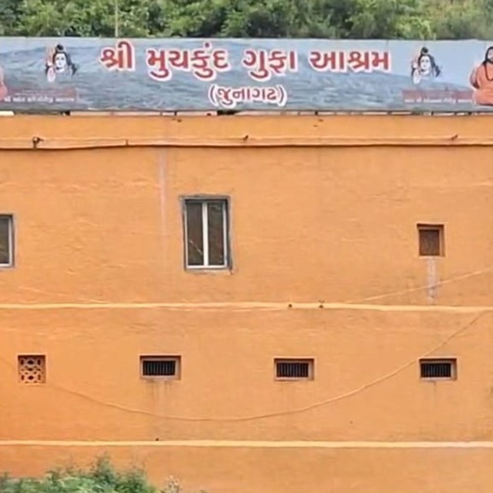 મુજકુંદ ગુફામાં ભવનાથ મંદિર ટ્રસ્ટના વહીવટદાર: મંદિર વહીવટની તપાસ અને અફવાઓથી દૂર રહેવા અપીલ.