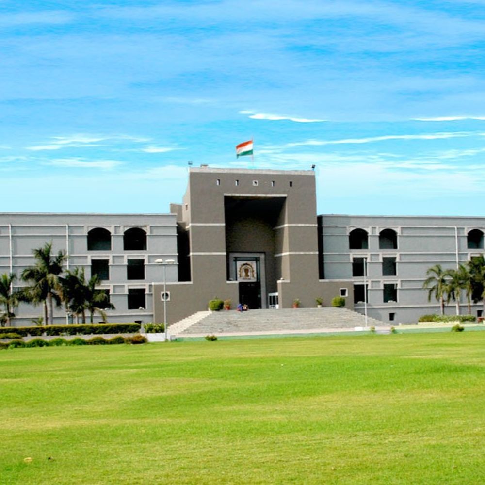 વકીલને કોર્ટની અવમાનનાં બદલ સજા: 3 મહિનાની કેદ અને 1 લાખ રૂપિયાનો દંડ.