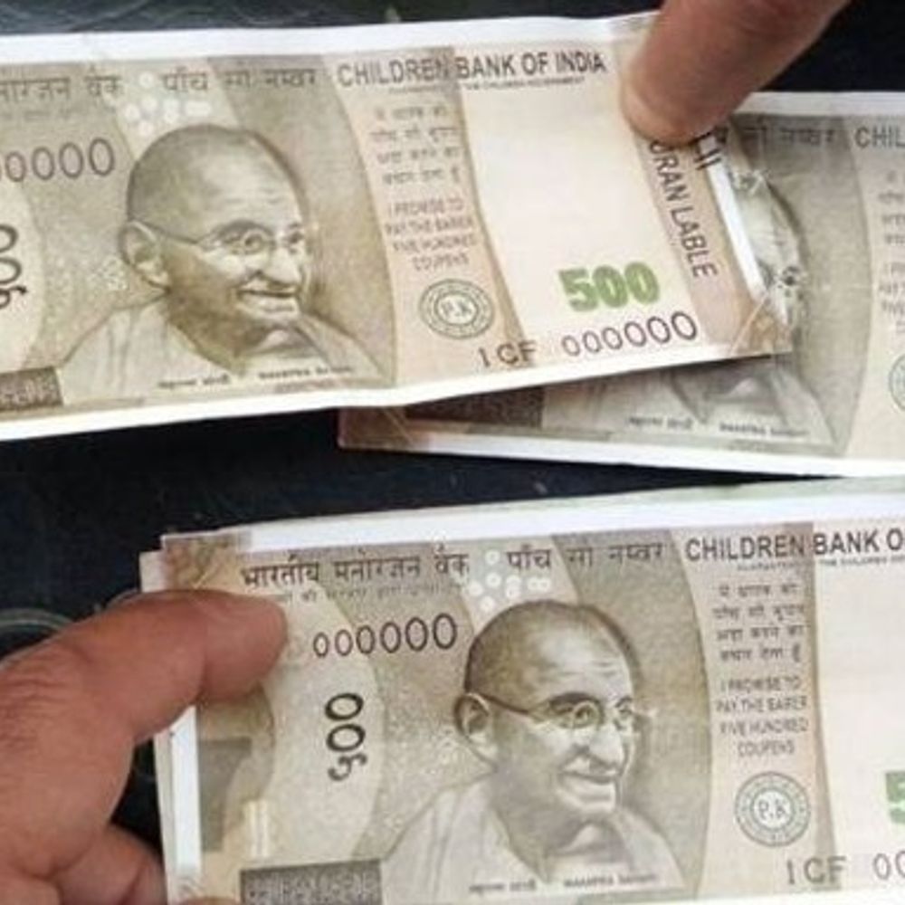 વડોદરાની કો-ઓપરેટીવ બેંકમાં ₹2.78 લાખ જમા કરાવતા 500ની 13 ડુપ્લીકેટ નોટો મળી આવતા DCBમાં ફરિયાદ નોંધાઇ.