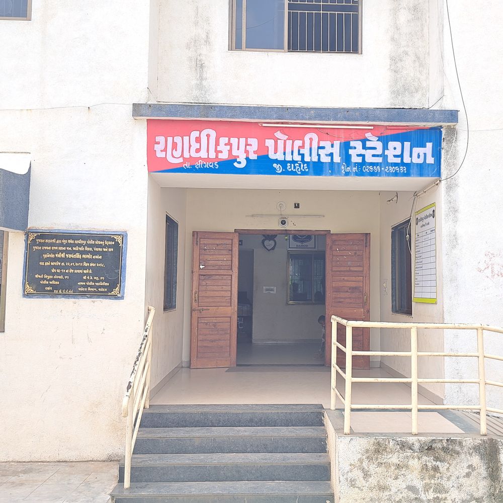દાહોદ: સીંગવડના હાંડી ગામે જુગારધામ પર પોલીસ રેડ, 8 જુગારીઓ ઝડપાયા, રૂ. 26,690નો મુદ્દામાલ જપ્ત.