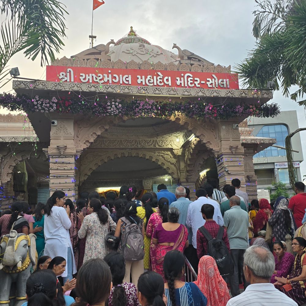 સોલા અષ્ટમંગલ મંદિરે શ્રાવણના બીજા સોમવારે ભક્તોની ભીડ.