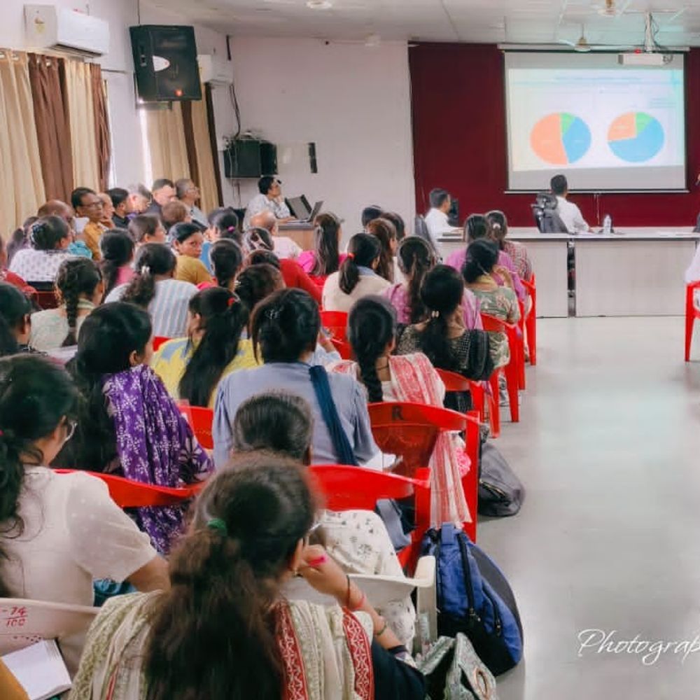 દાહોદમાં આરોગ્ય વિભાગની રીવ્યુ બેઠક: નબળી કામગીરી સામે કાર્યવાહીની ચેતવણી, DDO લોઢાની PHC અધિકારીઓને સૂચના.