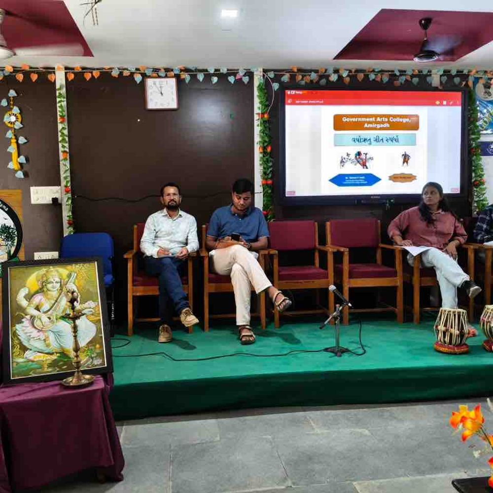 અમીરગઢની સરકારી વિનયન કૉલેજમાં સપ્તધારા કાર્યક્રમ:વિદ્યાર્થીઓએ 'વર્ષાઋતુ' વિશે ગીત સ્પર્ધામાં ઉત્સાહભેર ભાગ લીધો