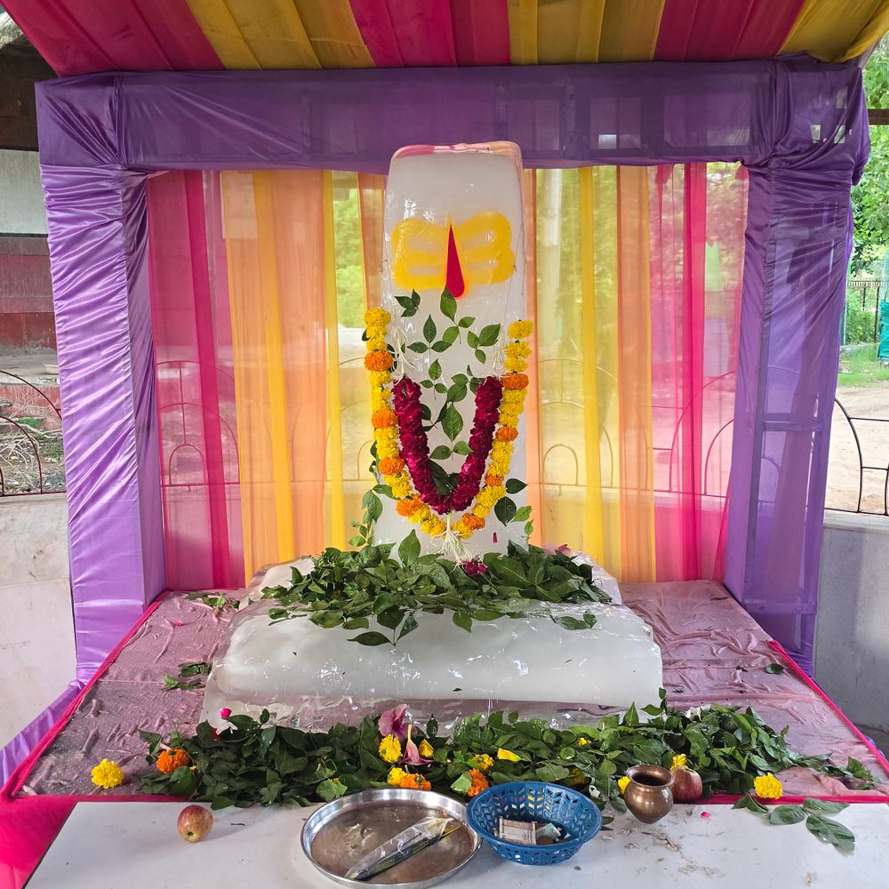 ત્રિલિંગેશ્વર મહાદેવ મંદિરમાં બરફના શિવલિંગનું આકર્ષણ.