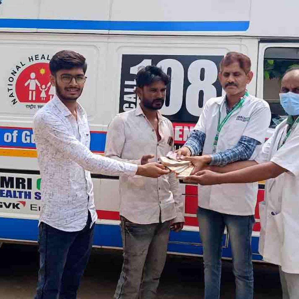 બગસરા 108 ટીમે અકસ્માતગ્રસ્ત દર્દીના 80 હજાર રૂપિયા પરિવારને પરત કર્યા: માનવતાનું ઉત્તમ ઉદાહરણ.