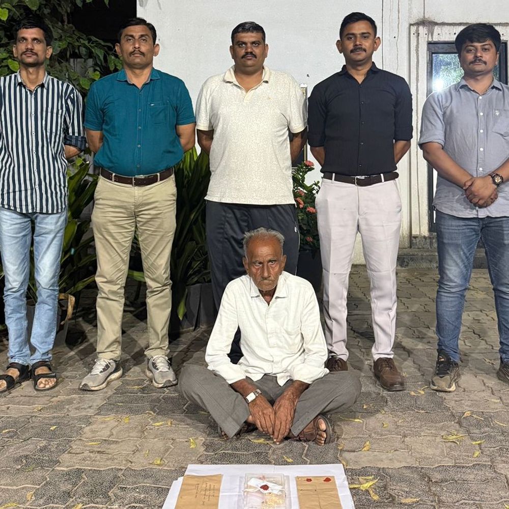 70 વર્ષીય રીઢો ચોર ઝડપાયો: નવસારી LCB એ જુગારના શોખીન વૃદ્ધને પકડ્યો, જે બંધ ઘરોમાં ચોરી કરતો હતો.