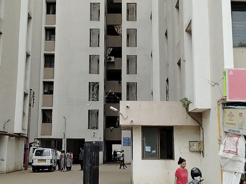 અમદાવાદમાં 11 લાખમાં 1 BHK મેળવવાની તક:મુખ્યમંત્રી ગૃહ યોજનાની વિવિધ સ્કીમમાં ખાલી પડેલા મકાન ડ્રોથી અપાશે, 6 લાખ સુધીની વાર્ષિક આવક ધરાવતા લોકો અરજી કરી શકશે