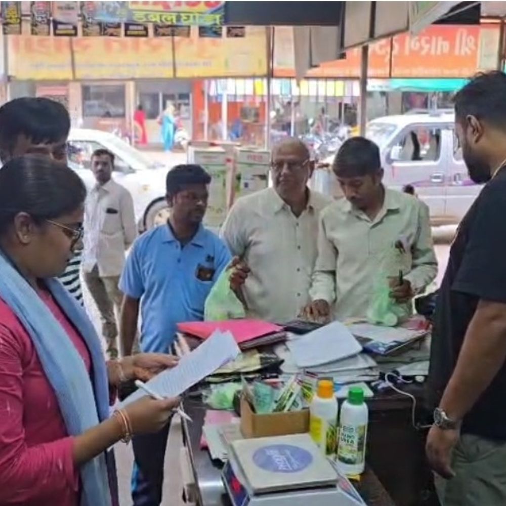 દેવગઢ બારીયા એગ્રો સેન્ટર પર સરકારી તપાસ: ખાતરની અછત અને ઊંચા ભાવની ફરિયાદો બાદ ગેરરીતિઓ મળતા સંચાલકો ફરાર.