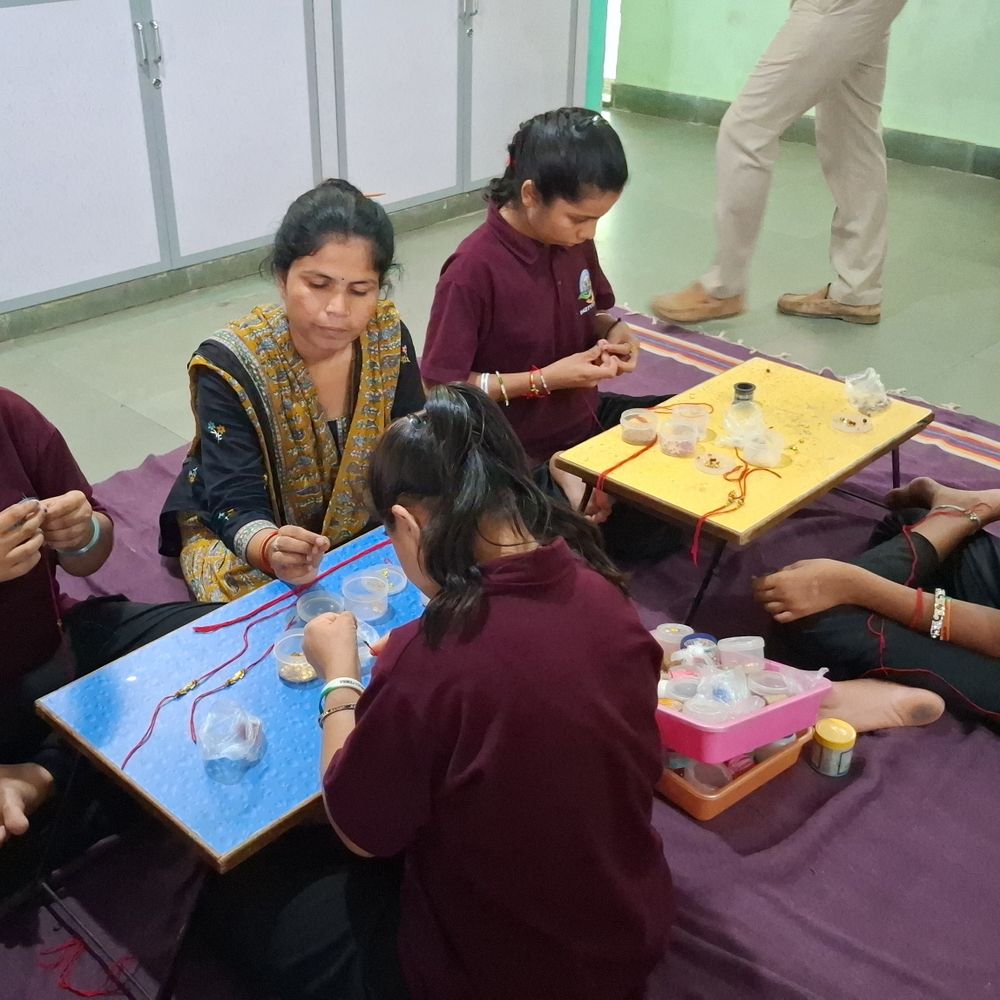 ભરૂચ: ત્રાલસાના મનો દિવ્યાંગ બાળકો અસ્મિતા વિકાસ કેન્દ્રમાં રાખડી, અગરબત્તી બનાવી આત્મનિર્ભર બની રહ્યા છે અને માનદ વેતન મેળવી રહ્યા છે.