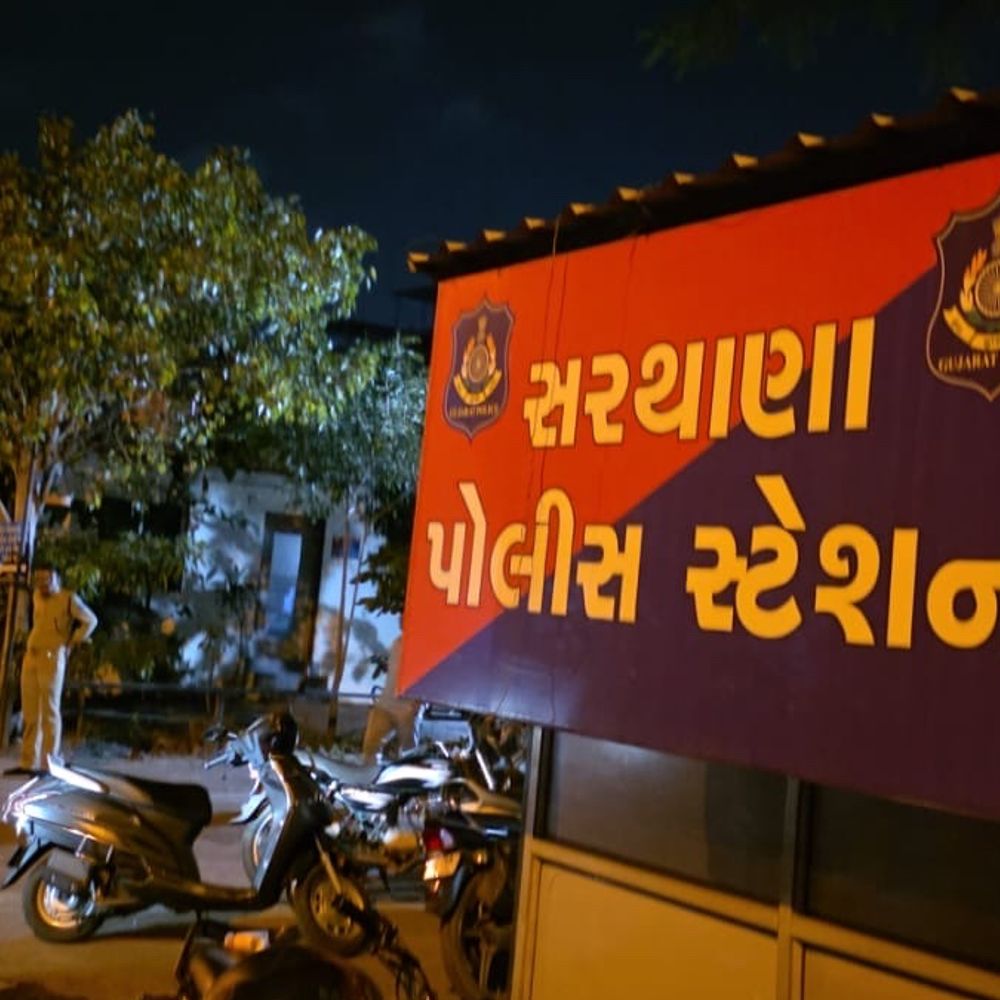 સરથાણા પોલીસ સ્ટેશનના PSI 40 હજારની લાંચ લેતા ACB દ્વારા રંગે હાથે ઝડપાયા.