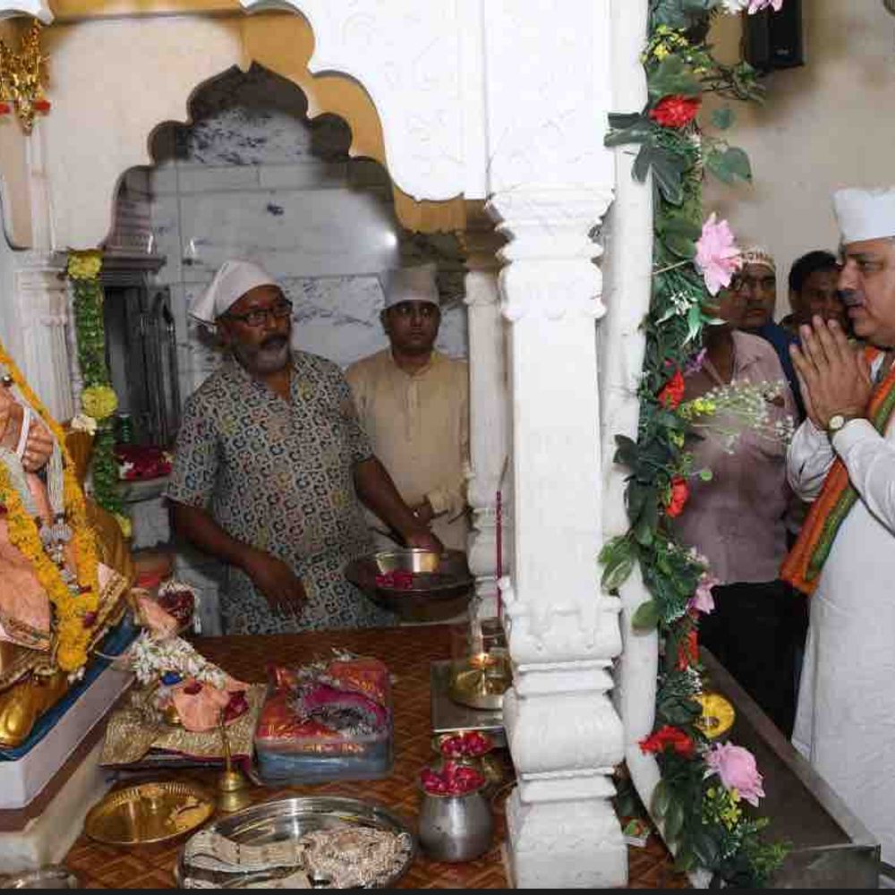 પાટણમાં સિંધી સમાજના ચાલીસા વ્રત:ઝૂલેલાલ ભગવાનના 26માં વંશજ ઠાકુર સાઈ મનીષ લાલનું આગમન, 46 વ્રતધારીઓને આશીર્વાદ આપ્યા