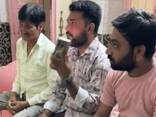 ઉત્તરાખંડમાં પાટણના 24 પ્રવાસી ફસાયા:વાદળ ફાટવાની ઘટના બાદ સંપર્ક ન થતાં પરિવાર ચિંતામાં, કહ્યું- 'ડ્રાઇવર કહે છે કે બધા સુરક્ષિત, પણ વાત ન થાય ત્યાં સુધી કેમ માનવું?'