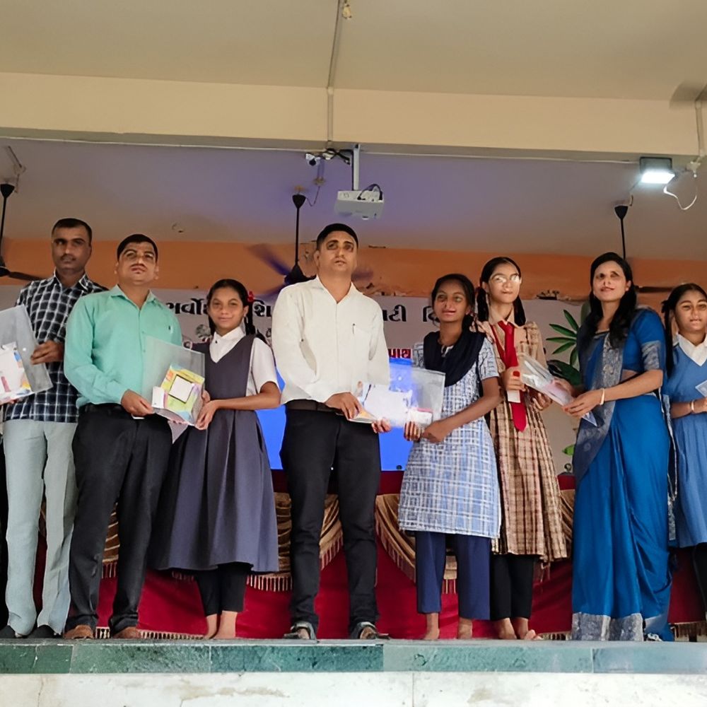 વિજલપોર સરદાર શારદામંદિરમાં વોકેશનલ કોર્સ માટે શૈક્ષણિક કીટ વિતરણ અને છાત્રોને યોગ્ય દિશાસૂચન અપાયું.