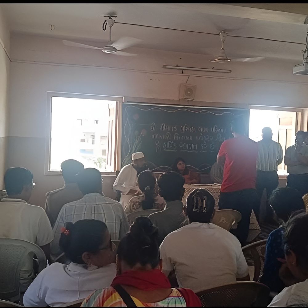 કલેકટરે સૂચન કર્યું:સીમલક ગામની મુલાકાત લઇ કલેકટરે ગ્રામજનોને સાંભળ્યા