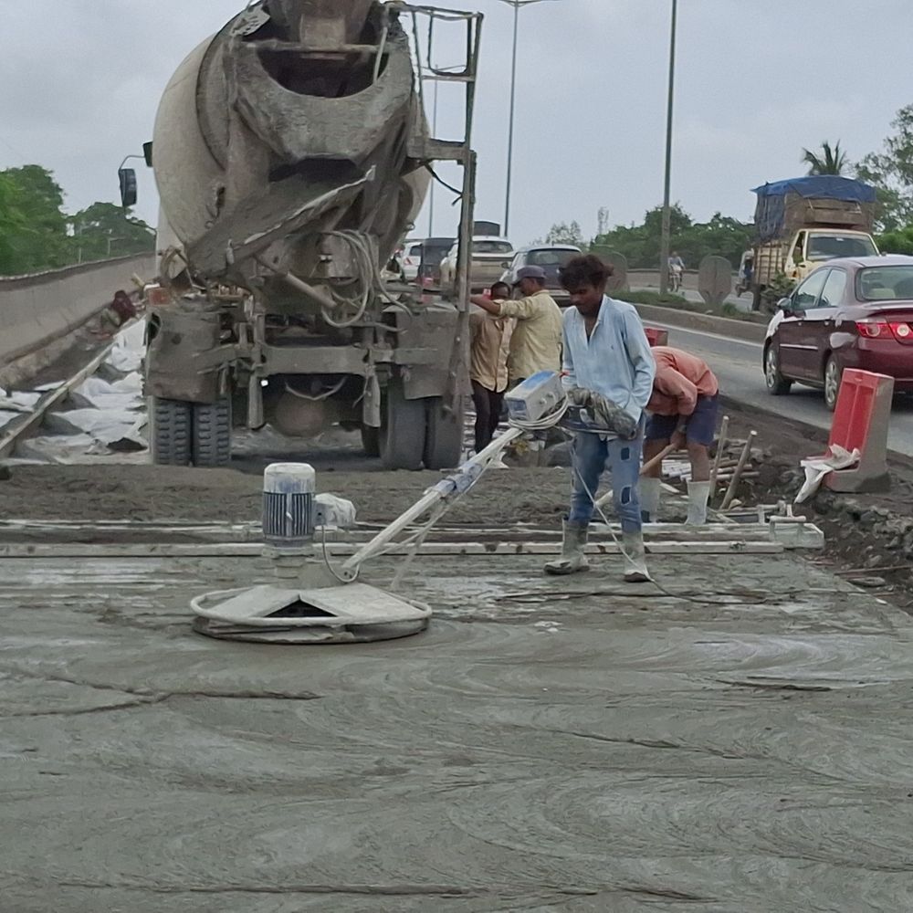 વલસાડ હાઇવે રિપેરિંગનું કામ શરૂ:62 કિલોમીટરના NH-48 પર ખાડા પૂરવાનું કામ પુરજોશમાં, 2 કિલોમીટર જર્જરિત રોડ પર RCC કામગીરી