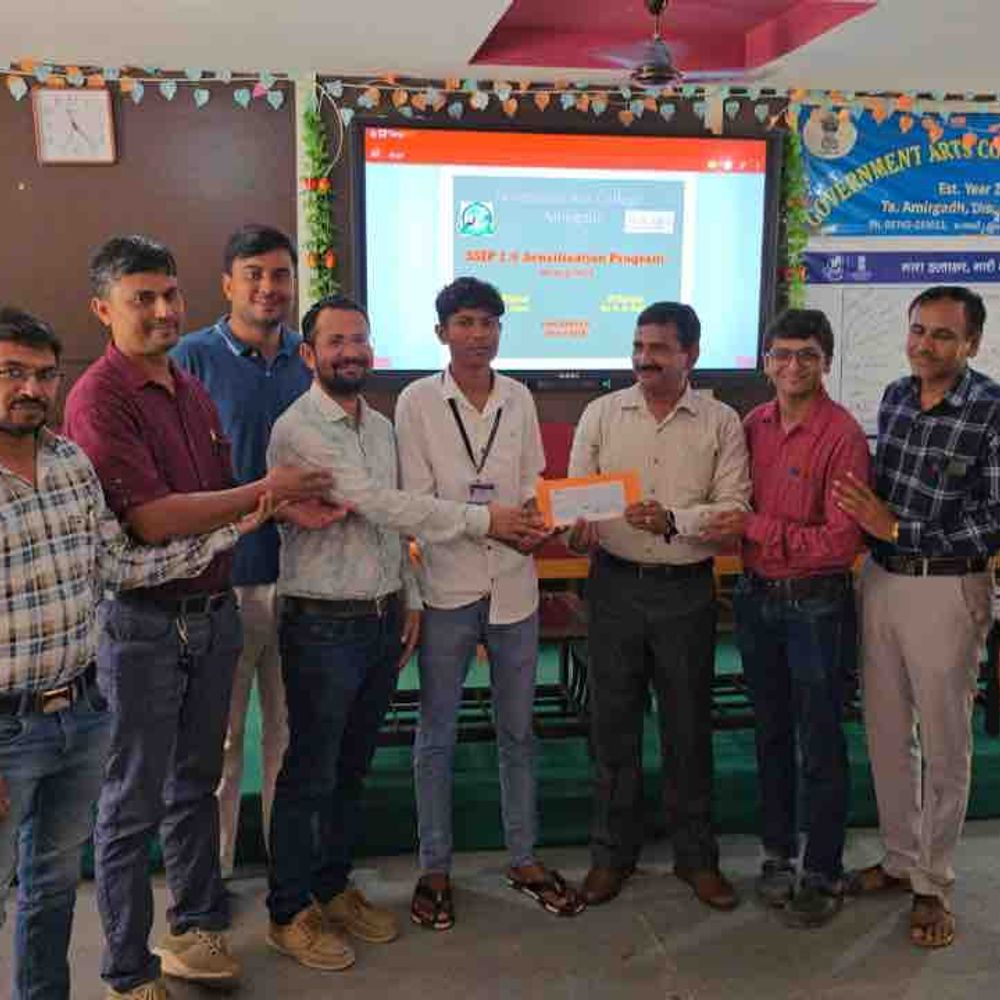 અમીરગઢ કોલેજમાં SSIP 2.0 સેન્સિટાઈઝેશન પ્રોગ્રામ:વિદ્યાર્થીઓને સ્ટાર્ટઅપ ઇનોવેશન પોલિસી વિશે માહિતી આપી, પ્રાકૃતિક ખેતી પ્રોજેક્ટ માટે વિદ્યાર્થીને ચેક અપાયો
