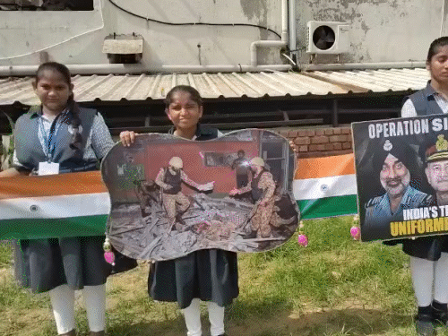 12 દિવસની મહેનત બાદ રાખડી તૈયાર: ‘Operation સિંદૂર’ અને ‘મોદીના સુશાસનના 11 વર્ષ’ થીમ પર 100 ફૂટ લાંબી રાખડી.