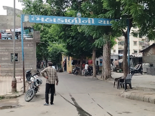 AAP નેતાએ AMCનું શૌચાલય તોડી મકાન બનાવી દીધું:પૂર્વ કોર્પોરેટરના પુત્ર સાથે ઉગ્ર બોલાચાલી થતાં 24 કલાક પોલીસ પહેરો ગોઠવ્યો, મકાન તોડવા સ્થાનિકોની માગ