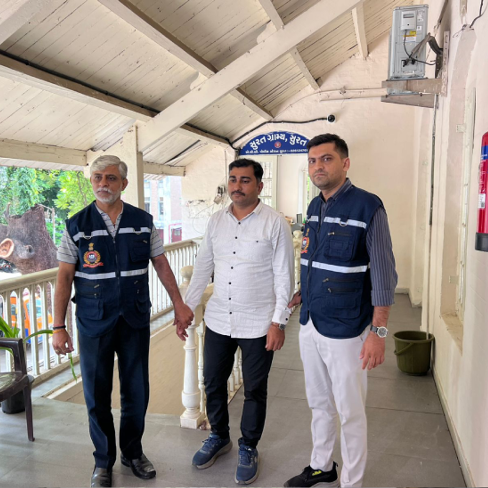 સરથાણા પોલીસ સ્ટેશનનો PSI લાંચ લેતા ઝડપાયો:આરોપીઓને માર ન મારવા અને વહેલી તકે જામીન પર મુક્ત કરવા 40 હજારની માગ કરી, ACBએ રંગે હાથ પકડ્યો