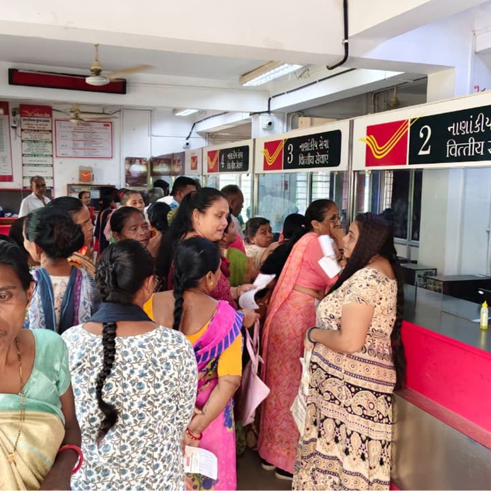 લોકોને હાલાકી:રાજપીપળામાં રક્ષાબંધન પહેલાં જ પોસ્ટનું સર્વર ડાઉન, રાખડી અટવાઇ
