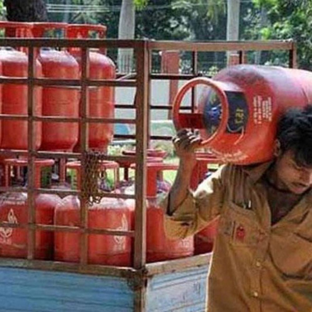 ઉજ્જવલા સિલિન્ડર પર ₹300ની સબસિડી મળતી રહેશે:LPG પર થતા નુકસાનની ભરપાઈ માટે સરકાર ઓઈલ કંપનીઓને ₹30 હજાર કરોડ આપશે