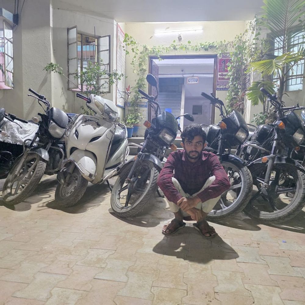 પંચમહાલ: શહેરાના ડેમલી ગામનો યુવક ચોરાયેલી 7 બાઈક સાથે ઝડપાયો, જે નવા મકાનમાં સંતાડી હતી.