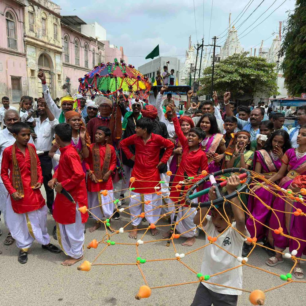 પાટણમાં વિશ્વ આદિવાસી દિવસની ઉજવણી: ભીલ સમાજની શોભાયાત્રા 'એક તીર એક કમાન' સૂત્ર સાથે આકર્ષણનું કેન્દ્ર બની.