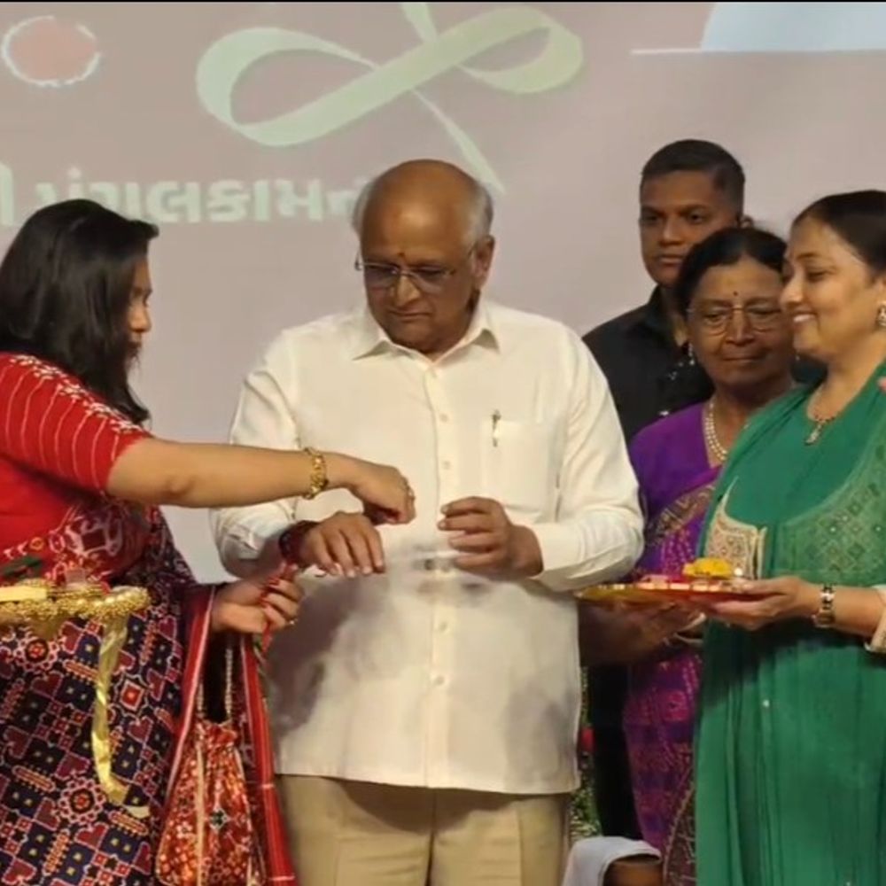 ગાંધીનગરમાં રક્ષાબંધનની ઉજવણી: CM ભૂપેન્દ્ર પટેલને બહેનોએ રાખડી બાંધી, PM માટે 100 ફૂટ લાંબી રાખડી અર્પણ કરાઈ.