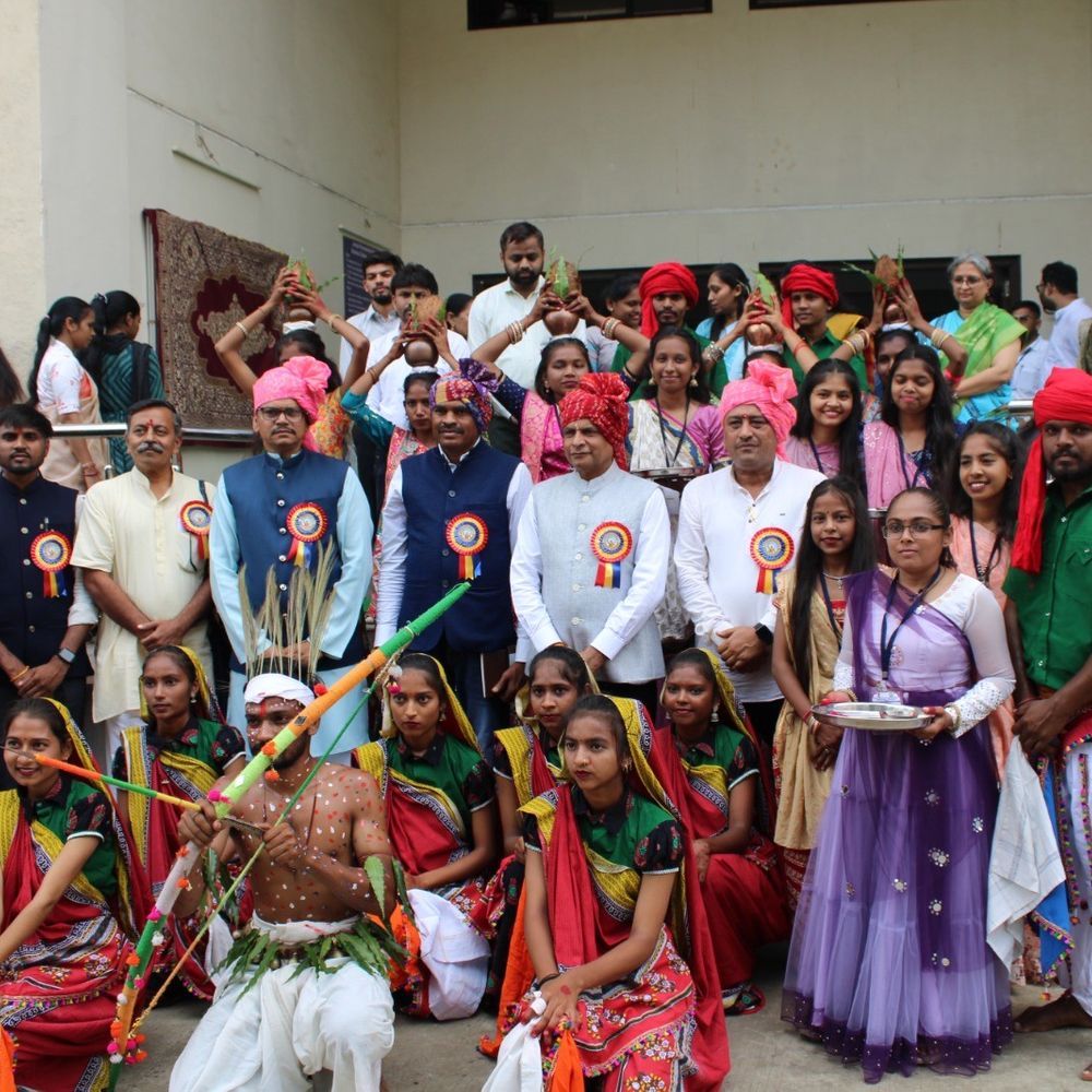 પંચમહાલ: જાંબુઘોડામાં વિશ્વ આદિવાસી દિવસની ઉજવણી, ગોવિંદ ગુરુ યુનિવર્સિટીના ટ્રાઇબલ ચેર દ્વારા આયોજન, વિદ્યાર્થીઓએ સંસ્કૃતિ રજૂ કરી.