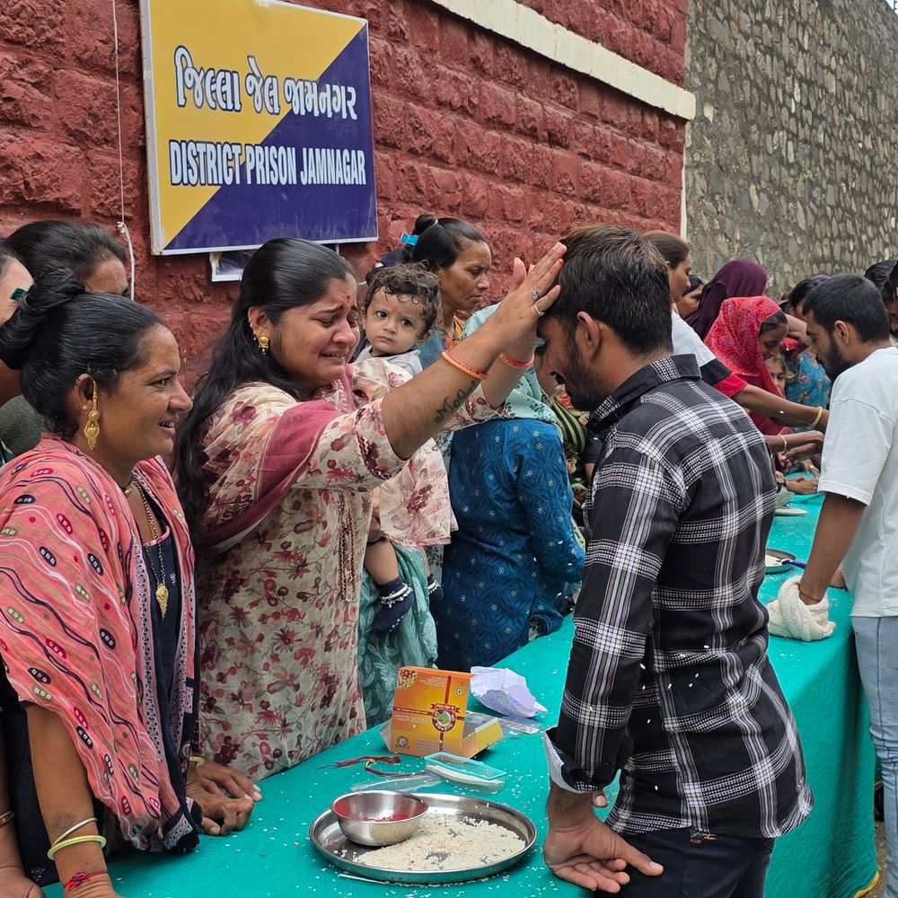 જામનગર જેલમાં રક્ષાબંધનની ઉજવણી: બહેનોએ 550+ કેદી ભાઈઓને રાખડી બાંધી, જલ્દી મુક્તિ માટે પ્રાર્થના કરી.