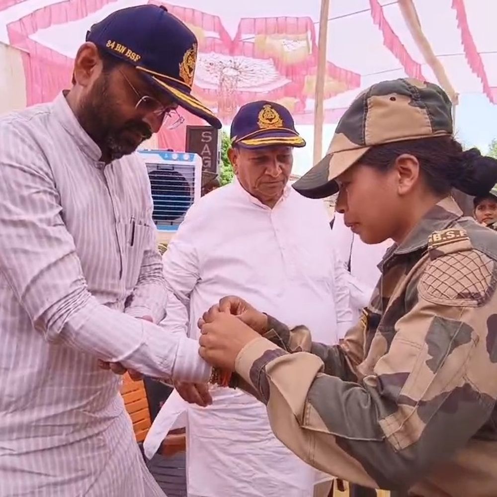 કચ્છમાં રક્ષાબંધનની ઉજવણી: સાંસદ દ્વારા BSF જવાનો સાથે ઉજવણી અને મહિલા પોલીસ દ્વારા વૃદ્ધોને રક્ષાસૂત્ર.