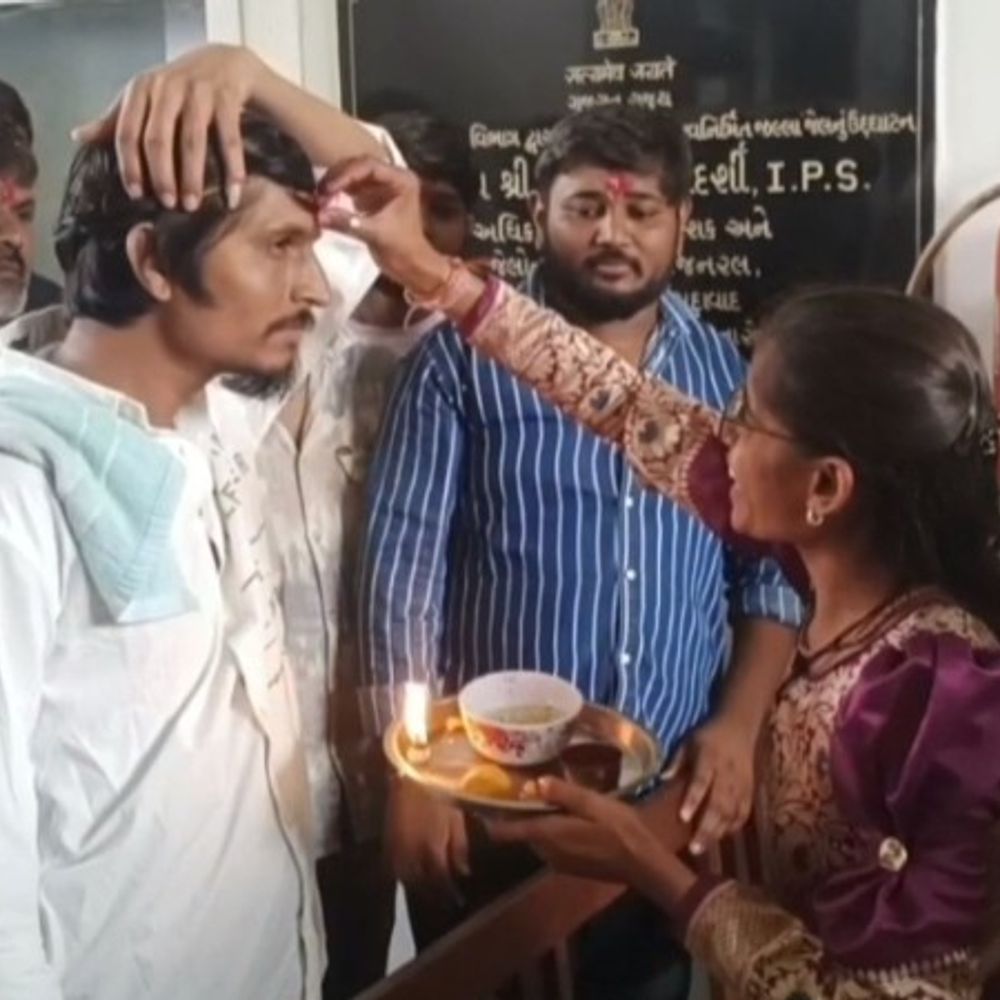 મહેસાણા જેલમાં રક્ષાબંધનની ભાવુક ઉજવણી: બહેનોએ કેદી ભાઈઓને રાખડી બાંધી; બહેનોને ભેટમાં એક ફૂલછોડ આપવામાં આવ્યો.