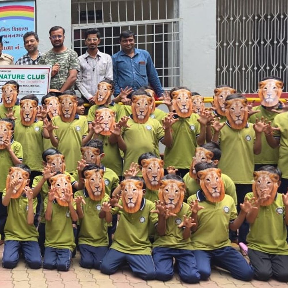 વિશ્વ સિંહ દિવસની જામનગરમાં ઉજવણી:વન વિભાગ અને લાખોટા નેચર કલબે 2000થી વધુ વિદ્યાર્થીઓને સિંહના મોહરા વહેંચ્યા
